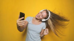 10 dicas de como tirar selfies para arrasar nas redes sociais