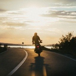 51 frases de moto para quem tem aventura correndo nas veias