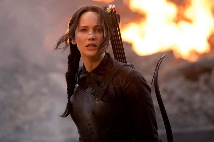Jogos Vorazes foi produzido por Jon Kilik, Nina Jacobson e Suzanne Collins. Tem Jennifer Lawrence, Josh Hutcherson, e Liam Hemsworth,