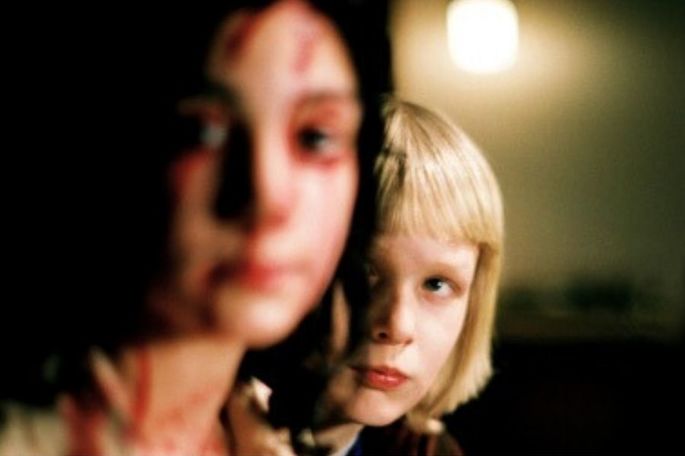 Deixa ela entrar é um filme sueco, dirigido por Tomas Alfredson, baseado no livro de contos do escritor sueco John Ajvide Lindqvist. Estrelado por Kåre Hedebrant Lina Leandersson Per Ragnar.