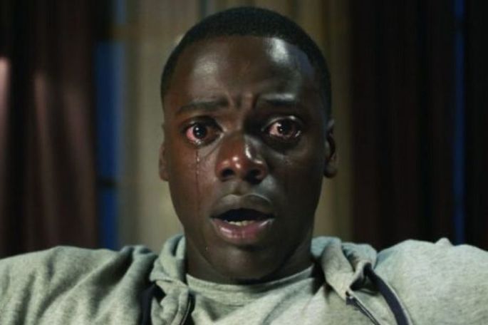 Corra! é escrito e dirigido por Jordan Peele. Os atores e atrizes principais são Daniel Kaluuya Allison Williams Bradley Whitford Caleb Landry Jones Stephen Root Lakeith Stanfield Catherine Keener