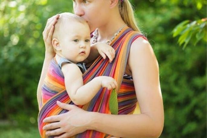 Mãe leva filho no baby sling