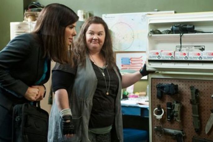 As bem-armadas é escrito por Katie Dippold e dirigido por Paul Feig. Estrelado por Sandra Bullock e Melissa McCarthy
