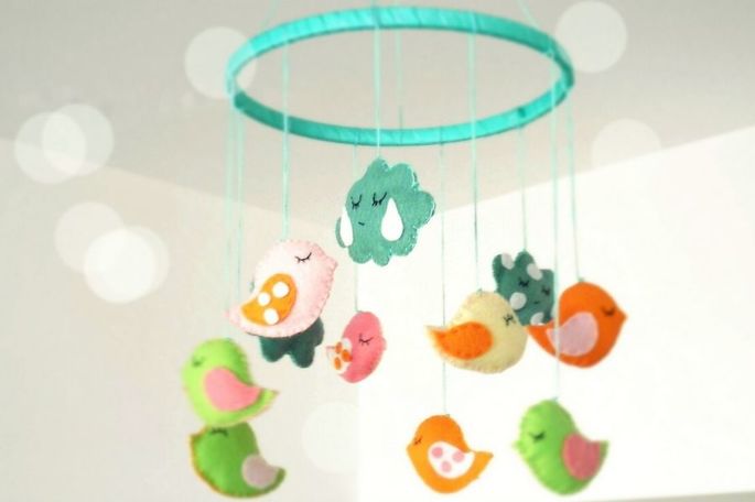 Móbile para bebê com passarinhos e nuvens de pelúcia