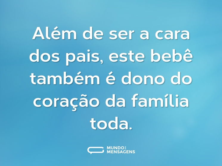 Além de ser a cara dos pais, este bebê também é dono do coração da família toda.