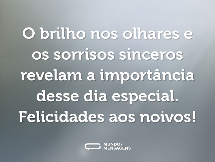O brilho nos olhares e os sorrisos sinceros revelam a importância desse dia especial. Felicidades aos noivos!