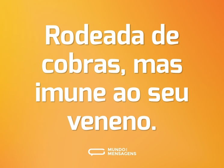 Rodeada de cobras, mas imune ao seu veneno.